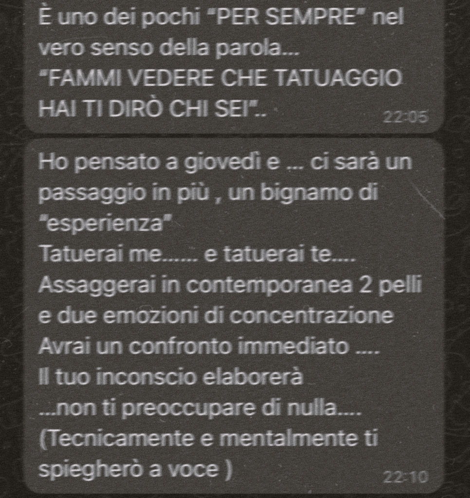 Schermata dei messaggi ricevuti da un collega prima dello scambio di tatuaggi